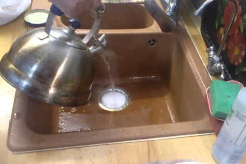 кипяченую воду из чайника заливают в трубы канализации