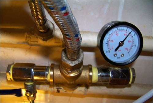 манометр для измерения давления в системе водоснабжения