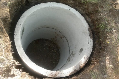 укладка бетонных колец при строительстве резервуара